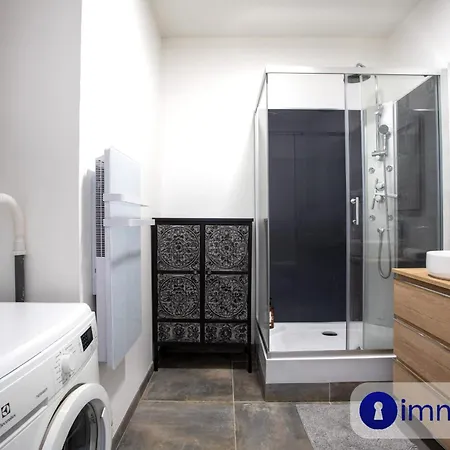 Air-Conditioned Apartment Near The Liberation Neighborhood 아파트