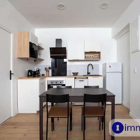 Air-Conditioned Apartment Near The Liberation Neighborhood 아파트 *