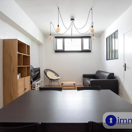 Air-Conditioned Apartment Near The Liberation Neighborhood 아파트